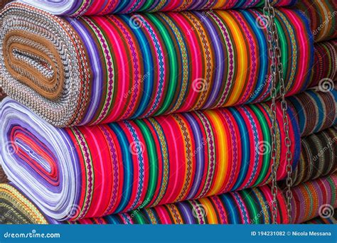 Tela Textil Artesanal Tradicional Peruana En Cusco Peru Foto De Archivo Imagen De Textura