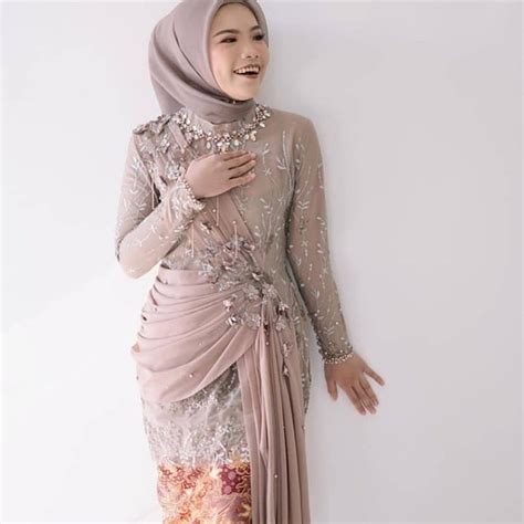 17 Model Kebaya Lamaran Muslim Yang Cantik Dan Bisa Jadi Inspirasi