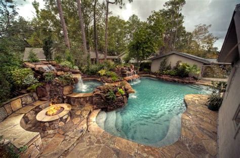 Entweder ihr lasst einen swimmingpool in den boden ein, wobei der pool aus verschiedenen materialien bestehen kann. -Gestaltungsidee-für-Pool-im-Garten-Naturpool | pool,teich ...