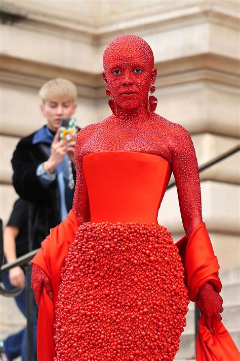 Doja Cat Covered Herself In Red Body Paint And 30000 Crystals For