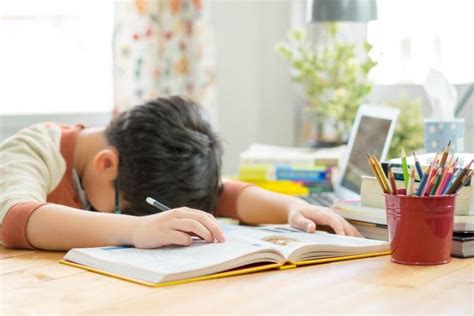 Anak Stres Belajar Di Rumah Ini Tips Dari Sekolah Lawan Corona
