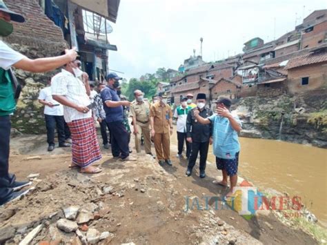 Tinjau 4 Titik Lokasi Banjir Bandang Wali Kota Sutiaji Sekitar 1100