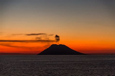 Volcanic Eruption At Sunset Activity From Stromboli Flickr