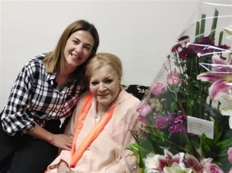دخلت عبد العزيز عالم الفن وهي في عمر 17. دنيا سمير غانم في زيارة للجميلة نادية لطفى بعد مغادرتها ...