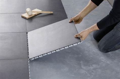 Une largeur à profil femelle et l'autre à profil mâle (languette). Parquet à clipser - Wikilia.fr