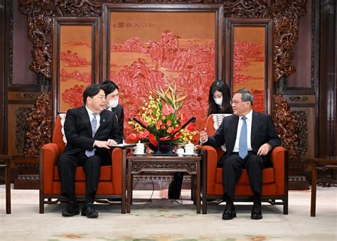 Chinese Premier Meets Japanese Fm