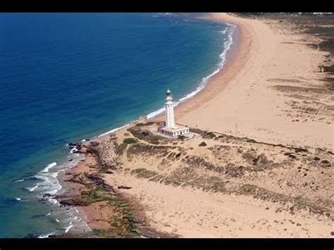 Se se extienden desde el cabo trafalgar hasta los acantilados de la breña.el cabo está protegido dentro del monumento natural del tómbolo de trafalgar, mientras que los acantilados forman parte del parque natural de. FARO DE TRAFALGAR - CAÑOS DE MECA - YouTube
