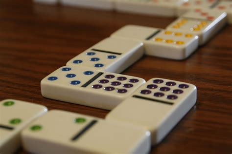 Playing Dominoes How To Play Dominoes Domino Online