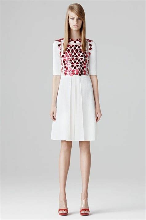 Parce qu'il existe mille et une autres occasions pour se faire belle, maysange met à votre disposition une gamme de robes de soirée et de on opte pour une robe rouge pour un style glamour et une robe asymétrique blanche pour un look élégant. 0-jolie-robe-élégante-pas-cher-robe-de-soirée-chic-pas ...