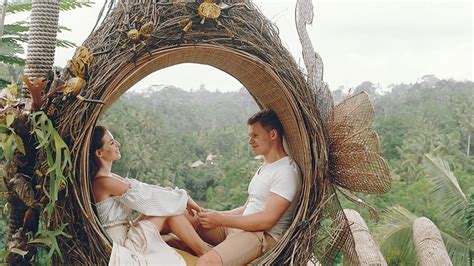 Kata kata bijak tentu bisa memberikan semangat untuk seseorang agar menggapai hidup yang lebih baik. 15 Kata-Kata Ungkapan Jatuh Cinta yang Manis dan Romantis ...