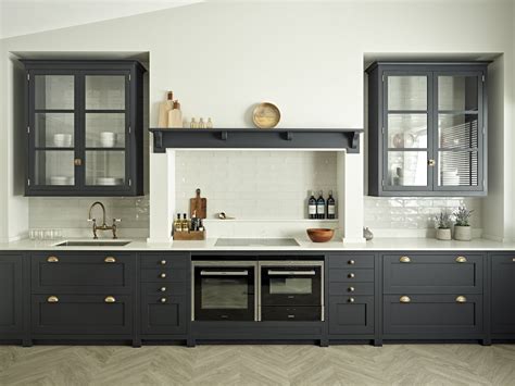 'dark worktops and countertops can be offset by lighter furniture and bright 'colour pops' to ensure they work in any sized room and create an air of luxury and sophistication.' 'viewed by many as an accent colour, shades such as black and dark grey, when used on surfaces such as worktops, floors and splashbacks can be used to make a. Brayer Design - Beautiful Bespoke Kitchens & Luxury Fitted ...