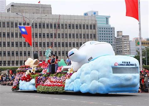 Apr 24, 2021 · 華航本周一口氣爆出4名機師染疫，其中3例在台灣入境後確診，衛福部長陳時中昨天指出，目前新冠疫苗公費接種資格已放寬至第六類，但華航機師. Q版A350飛機當主角 華航國慶花車驚艷全場 - 中時電子報
