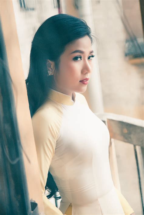 Diễn Viên Thùy Dương Khoe Vẻ đẹp Nền Nã Với áo Dài Báo Phụ Nữ Việt Nam