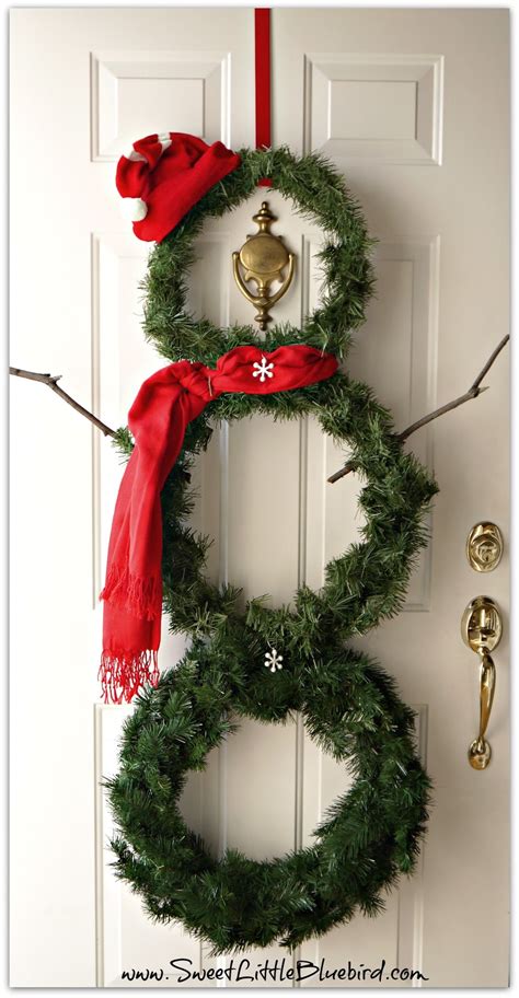 This diy christmas wreath for your front door uses a clever play on the traditional snowman shape. DIY Snowman Wreath - Sweet Little Bluebird