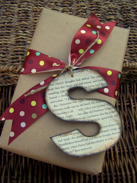 Each time we give a gift, we are telling that person just how much their presence in our lives means. 20 Cool Gift Wrapping Ideas - Hative