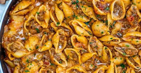 This creamy beef and shells recipe put me in a good mood after a recent very looooong day of bookkeeping. Creamy Beef and Shells Video - RecipesGoods