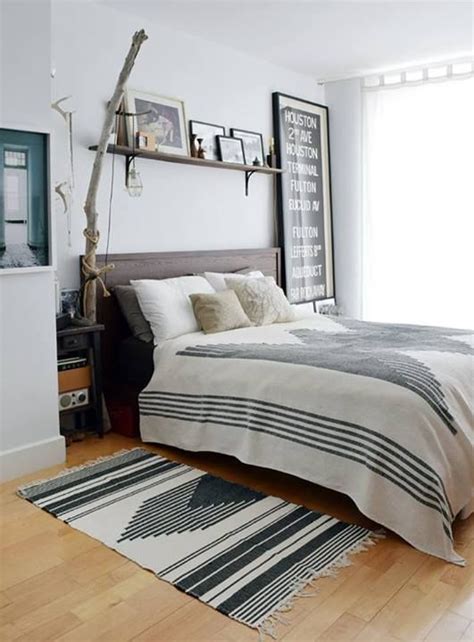 Each side is een zeer dromerig en psychedelisch nummer dat ons aan twee artiesten doet denken. Layering Rugs Under Beds | Centsational Style