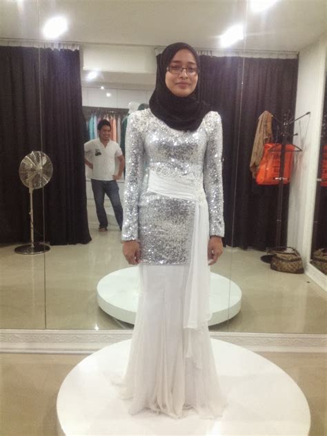 Model baju pengantin ini sangat mewah dan megah seperti gaun yang sering dipakai oleh putri kerajaan. Rina Hamid: Glitter / Sequin Wedding Dress