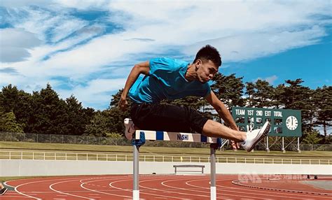 陳奎儒，台灣田徑運動員，專攻短跨。 2017 年夏季世界大學運動會田徑比賽男子 110 公尺跨欄項目，不僅以 13.55 秒的成績打破全國紀錄，也獲得一面銀牌。 陳奎儒110欄鍍銀 差0.04秒達奧運標 | 運動 | 中央社 CNA