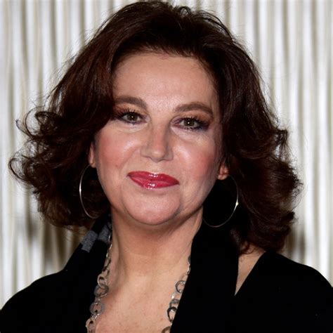 La figlia dell'uomo, una nota editrice, decide di assumere uno ancora un grande riconoscimento per stefania sandrelli direttamente dal mondo dell cinema e della cultura francese, dove l'attrice italiana. Stefania Sandrelli, protagonista della commedia all ...