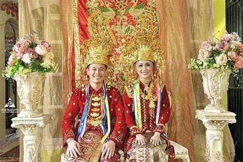 Nama pakaian adat riau pertama yang perlu kamu kenal adalah baju kurung cekak musang. √ 34 Pakaian Adat Provinsi Indonesia beserta Gambarnya