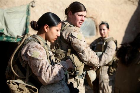 pin by jules sweelssen on militaire uniformen women in combat female marines military women