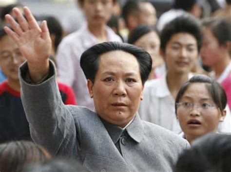 Mládež je čistý papír, na který je možno napsat cokoliv. Milliókat keres fellépésenként Mao Ce-tung női imitátora ...