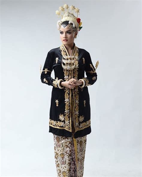 Maybe you would like to learn more about one of these? Kebaya pengantin dari Jogja lengkap dengan Paes Ageng. Paes ageng adalah riasan adat tradisional ...