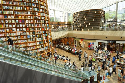 The starfield library is a public library located in the coex, shopping mall of gangnam area. AREX: COEX Mall, Starfield Library in Seoul