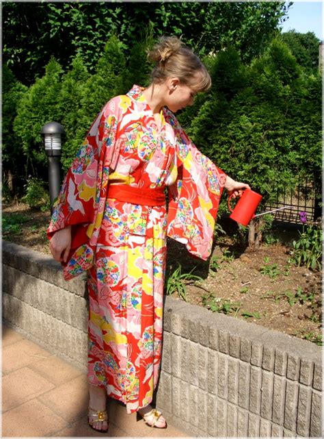Японское старинное шелковое женское кимоно с рисунком в виде журавлей и
