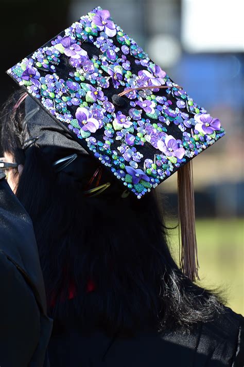 15 creative ways to decorate a graduation cap. Grad cap decorations « Ashland Daily Photo