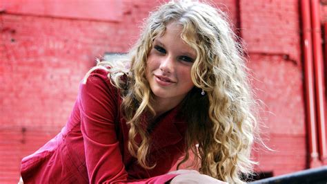 Taylor Swift Looking Cool And Beautiful Wallpaper Best Wallpapers And