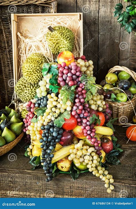 Vari Frutti Nel Canestro Di Vimini Alimento Sano Di Mercato