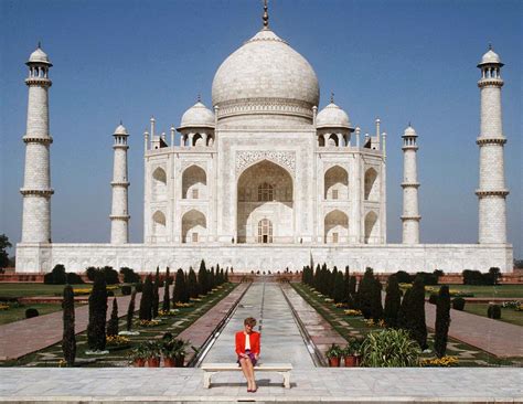 Kate Middleton Prince William Visit Taj Mahal Pose On ‘dianas Bench