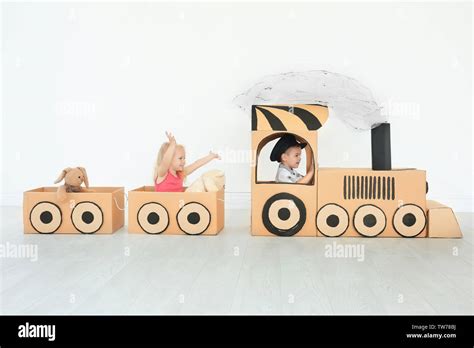 Pequeños Niños Jugando Con Tren De Cartón En La Luminosa Sala Fotografía De Stock Alamy