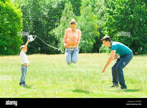 Niños Jugando A Saltar La Cuerda En El Jardín Fotografías E Imágenes De