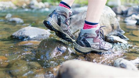 Choisir les bonnes chaussures pour homme n'est pas simple. Comment bien choisir ses chaussures de randonnée ? - Geo.fr