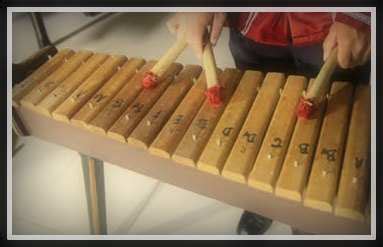 Alat musik kolintang adalah alat musik perkusi bernada dari kayu khusus yang disusun rapi. Cara Memainkan Alat Musik Kolintang Adalah - Berbagai Alat