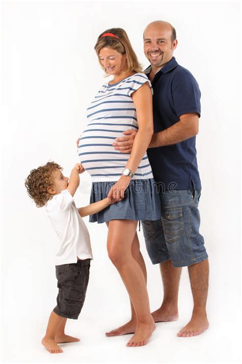 Familia Feliz Junto Con Mujer Embarazada Foto De Archivo