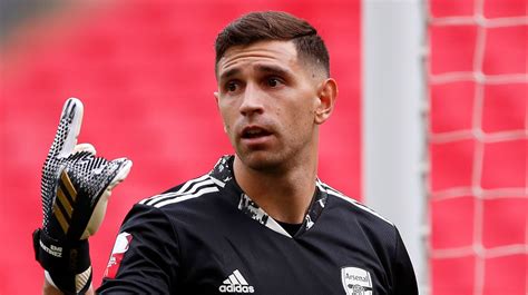 Emi martinez in line to start with injuries to ospina and cech. Martinez close to £20m Arsenal exit as keeper undergoes ...