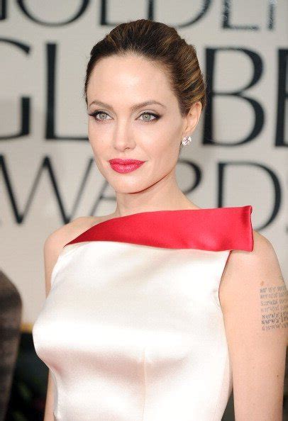 El Look De Angelina Jolie En Los Globos De Oro 2012