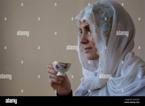 Women Wearing Headscarf Coffee Hi Res Stock Photography And Images Alamy