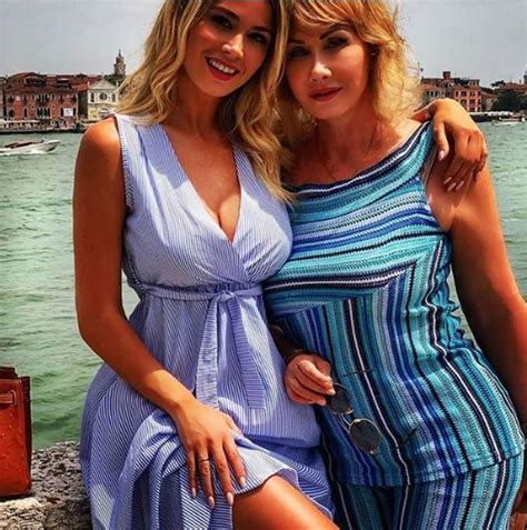 Vive a catania con la famiglia ed è bellissima proprio come la nota giornalista sportiva di sky. "Almeno con tua madre potevi evitare!". Diletta Leotta ...