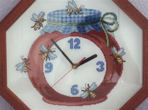 Este es el cristo de la columna de reloj en punto de cruz hecho por (susi). CUESTIÓN DE COSER: RELOJ DE COCINA A PUNTO DE CRUZ