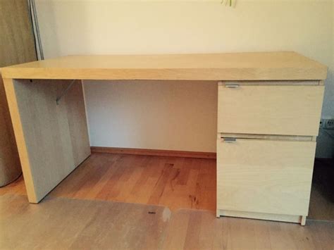 Die ausziehbare arbeitsfläche kann nach bedarf links oder rechts angebracht werden. Ikea schreibtisch malm haben eine große größe macht es ...