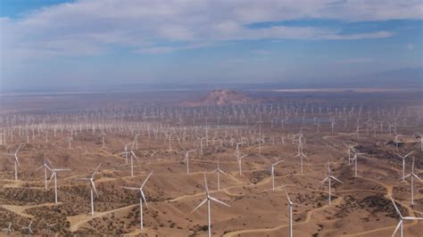 Vista aérea del campo de la turbina de viento gigante tiro desde arriba