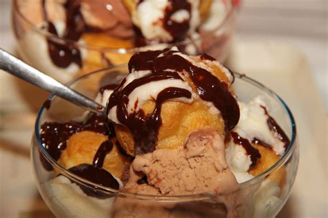 The puffs may be decorated or left plain or garnished with chocolate sauce, caramel, or a dusting of powdered sugar. PROFITEROL