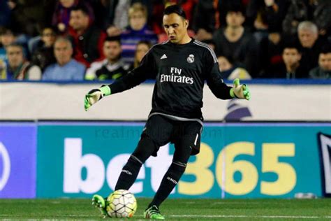 Keylor navas of real madrid lifts the uefa champions league trophy following their sides victory in the uefa champions league final between real keylor navas goalkeeper of costa rica smiles during a press conference prior of leaving for fifa world cup rusia 2018 at proyecto gol on may. Keylor Navas: "Tengo que estar agradecido a la afición del ...