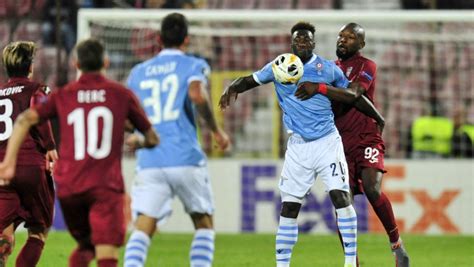 Bătaie cu pumni, picioare și scaune în vestiarele cfr cluj. CFR Cluj a pierdut la Roma! Campionii mai au o şansă în ...