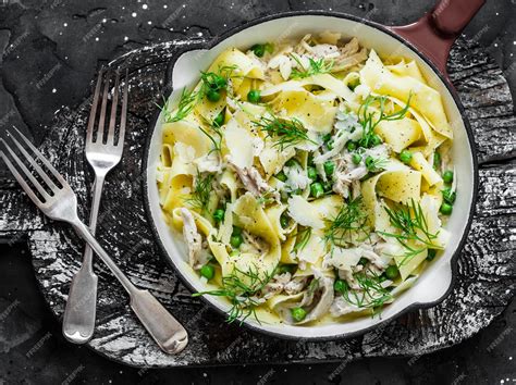 Premium Photo Pappardelle Pasta With Creamy Chicken Green Peas And